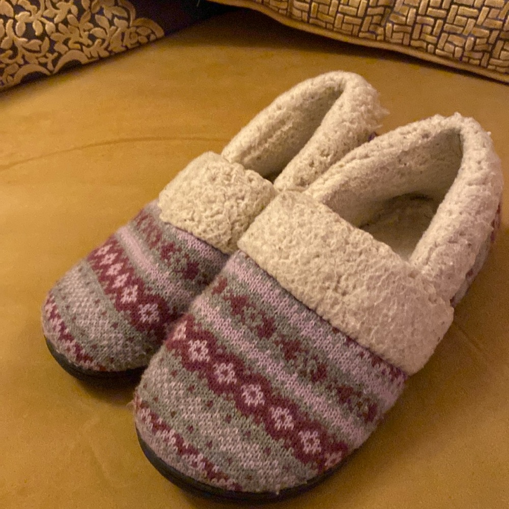 Purple pattern knit/fleece slippers